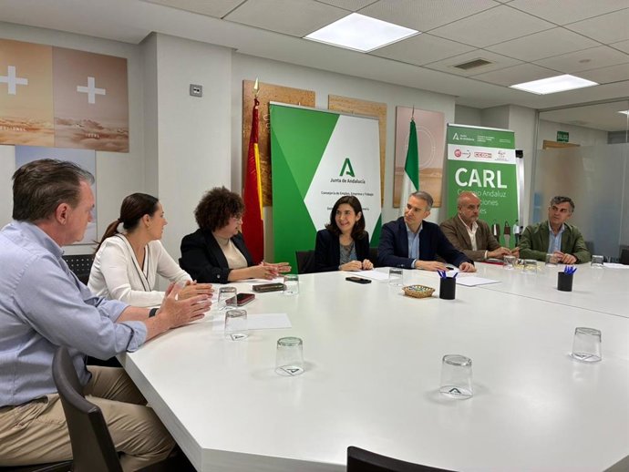 La consejera de Empleo, Empresa y Trabajo Autónomo de la Junta de Andalucía, Rocío Blanco, durante la reunión preparatoria con responsables del CARL y del Sercla sobre el convenio del manipulado de Almería.
