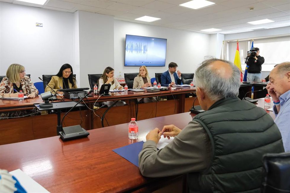La consejera de Presidencia, Isabel Urrutia, preside la reunión de la comisión permanente del Consejo asesor para la lucha contra el despoblamiento