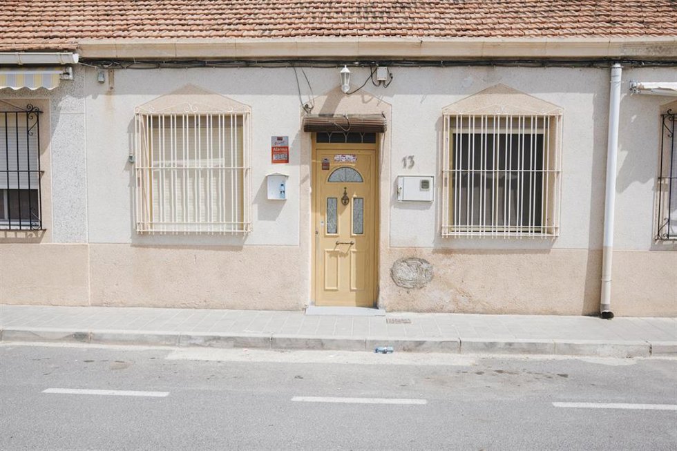 Exterior de la vivienda de la pedanía alicantina de El Bacarot donde fue hallado enterrado el cadáver del empresario Jesús Tavira
