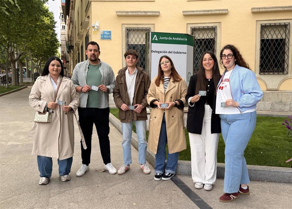 Miembros de Juventudes Socialistas ante la Delegación del Gobierno andaluz en Jaén.