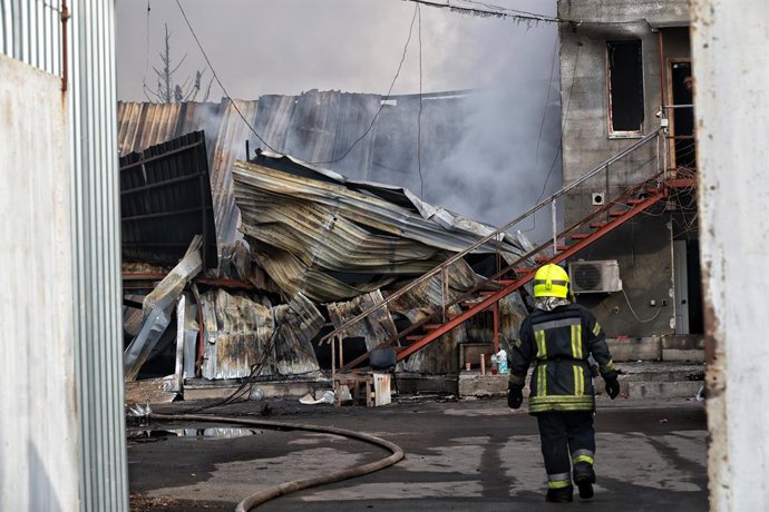 Archivo - Arquivo - 11 de março de 2025, Ucrânia, Odessa: Um bombeiro atua no local de um incêndio causado por um ataque com drone russo em Odessa. Foto: -/Ukrinform/dpa