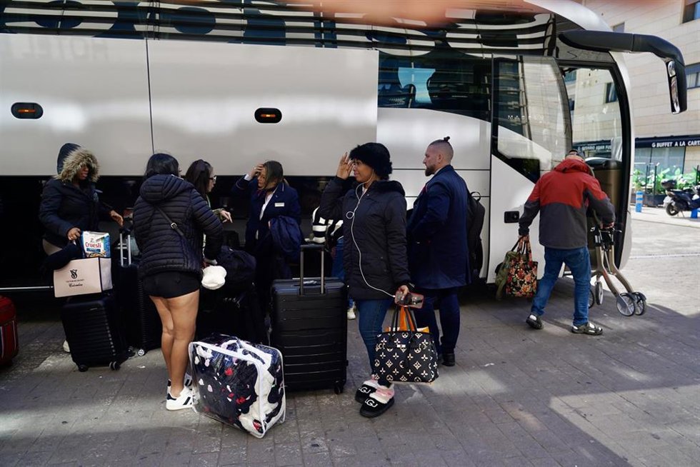 Archivo - Pasajeros de la línea de alta velocidad Madrid-Málaga llegando a la capital malagueña en autobús desde Antequera A 18 de febrero de 2026 en Málaga (Andalucía, España). ARCHIVO.