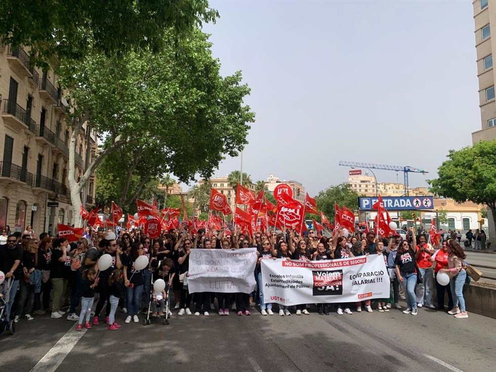 Archivo - Reivindicaciones de las trabajadoras de 'escoletes' en la manifestación del 1 de mayo.