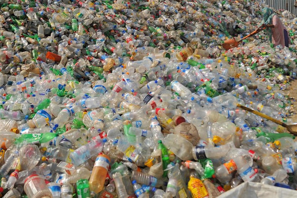 Archivo - Un trabajador bangladesí se afana en clasificar una montaña de botellas de plástico desechadas en una planta de reciclaje en Chattogram, una ciudad costera del sureste de Bangladesh.