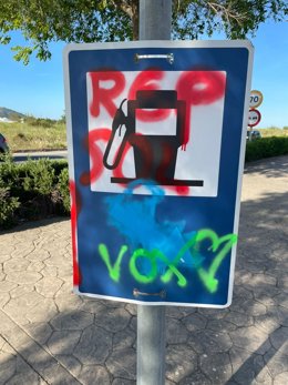 Pintadas vandálicas en mobiliario urbano en sa Pobla