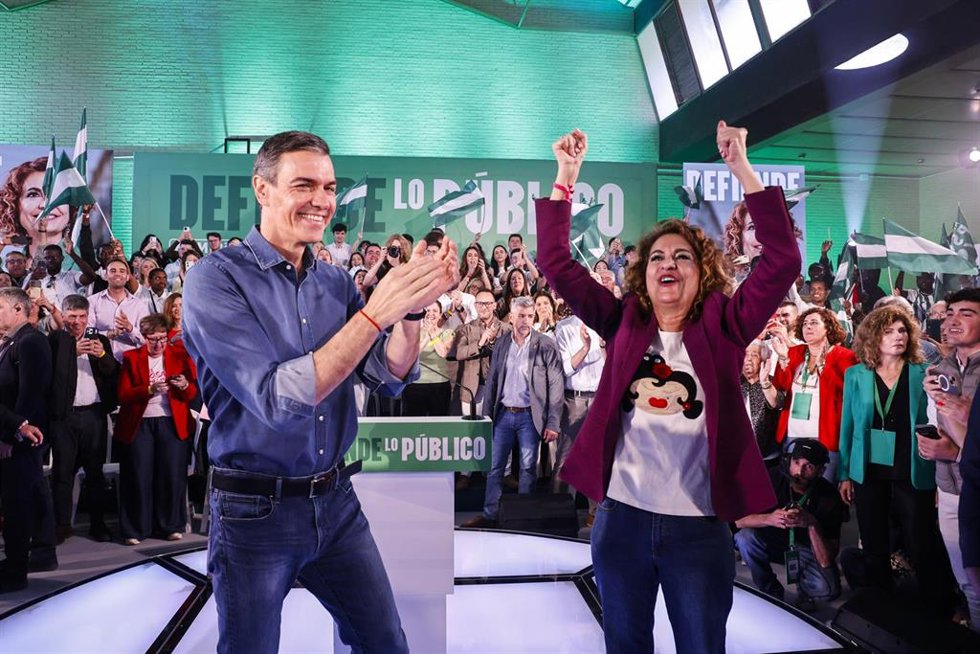 El secretario general del PSOE y presidente del Gobierno, Pedro Sánchez, durante un acto de campaña por el 17M en el Colegio Mayor La Asunción de Córdoba junto a la secretaria general del PSOE-A, María Jesús Montero.