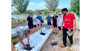Remeros en la nueva embarcación del Institut per al Desenvolupament de les Comarques de l'Ebre (IDECE)