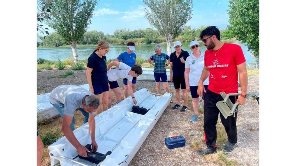 Remeros en la nueva embarcación del Institut per al Desenvolupament de les Comarques de l'Ebre (IDECE)