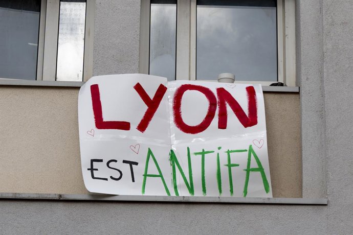Archivo - Arquivo - 21 de fevereiro de 2026: “Lyon é Antifa”, pode-se ler em uma faixa de apoio à marcha em homenagem a Quentin Deranque, morto durante um confronto entre nacionalistas e antifas, em Lyon, em 21/02/26. Foto: Sandrine Thesillat / PsNewZ