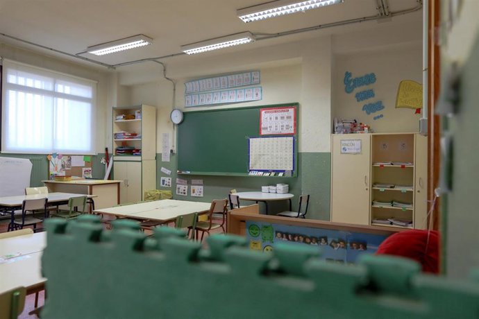 Archivo - Una de las aulas completamente vacía perteneciente a un colegio de la Comunidad de Madrid, en Madrid (España), a 10 de marzo de 2020.