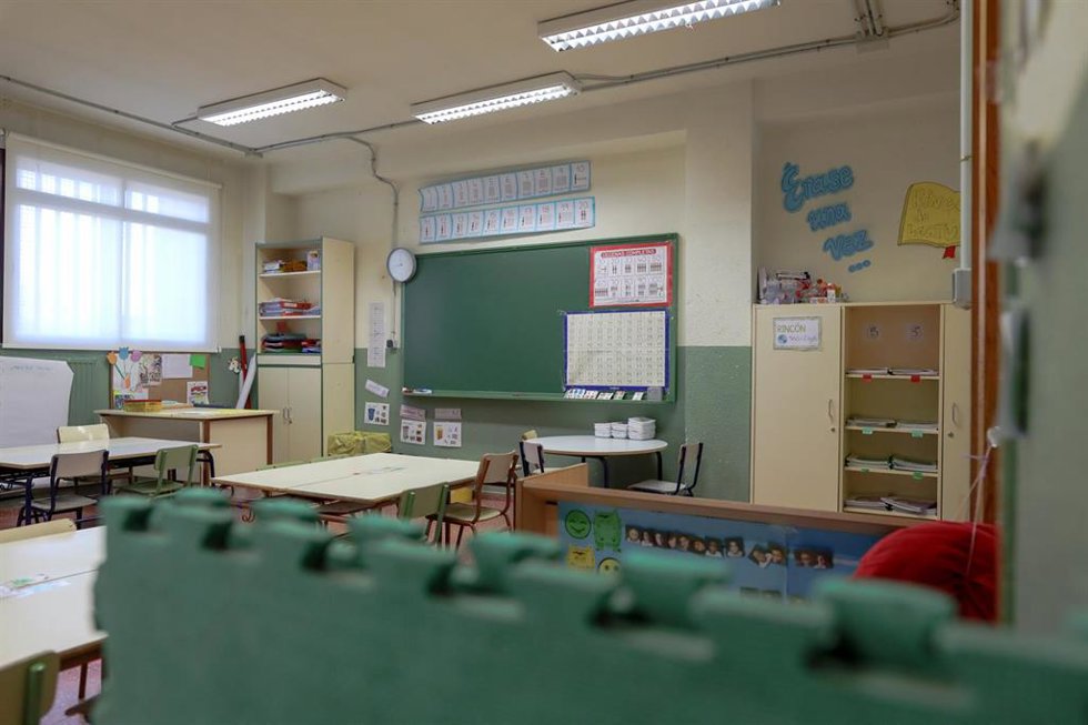 Archivo - Una de las aulas completamente vacía perteneciente a un colegio de la Comunidad de Madrid, en Madrid (España), a 10 de marzo de 2020.