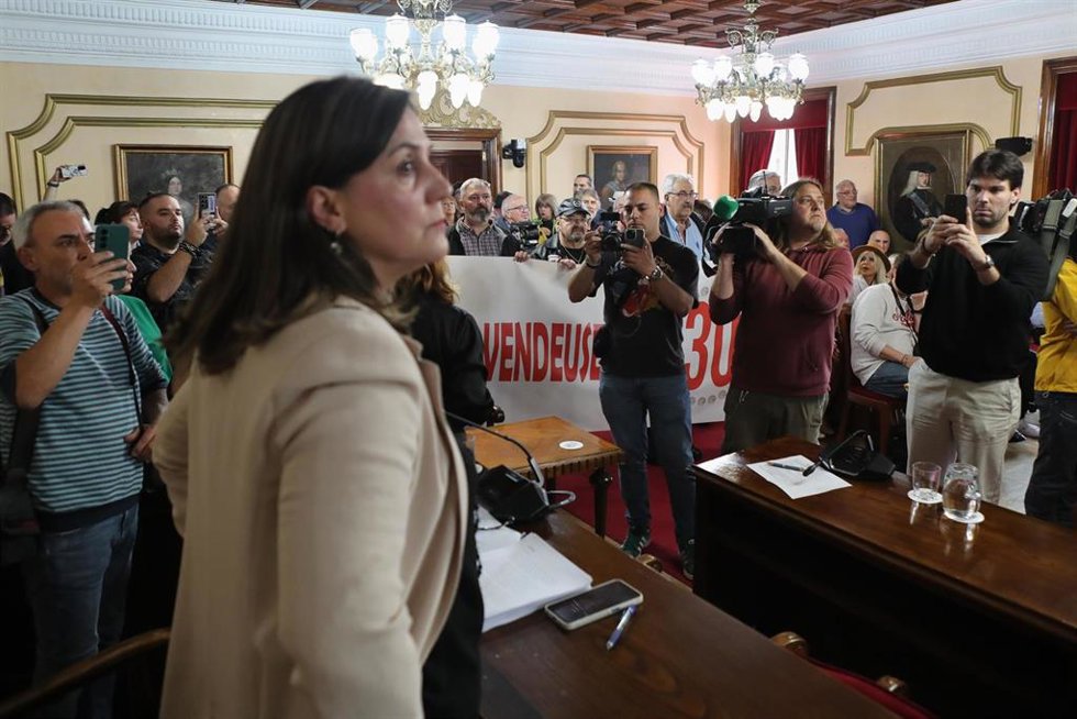 Lugo. Pleno ordinario del mes de abril del Concello de Lugo, el último previo al debate de moción de censura que se celebrará el próximo día 7 de mayo. Varios cientos de personas protestan en el exterior.