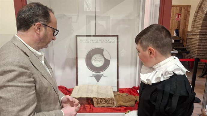 Ayala, junto a un escolar, observa el documento firmado por Cervantes.