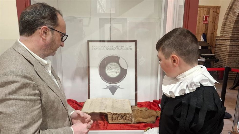 Ayala, junto a un escolar, observa el documento firmado por Cervantes.