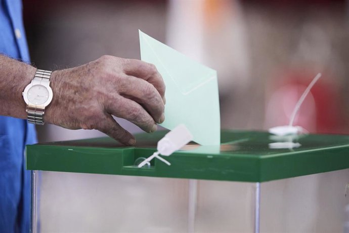 Archivo - Detalle de la mano de un señor que está ejerciendo su derecho al voto. Imagen de archivo. 