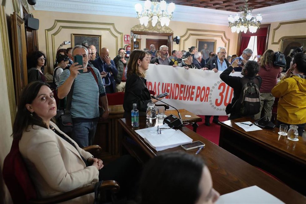 La concejala tránsfuga del PSOE, María Reigosa (i), durante el último pleno ordinario en Lugo antes de la moción de censura el próximo 7 de mayo, en el Ayuntamiento de Lugo, a 30 de abril de 2026, en Lugo, Galicia (España). El pleno del Ayuntamiento de Lu