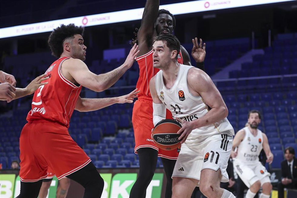 Archivo - Mario Hezonja intenta anotar ante Bryant y Motley en el Real Madrid-Hapoel Tel Aviv de la Fase Regular de la Euroliga 25-26
