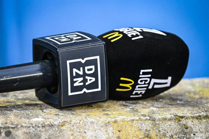 Archivo - Micrófono con el logo de DAZN.