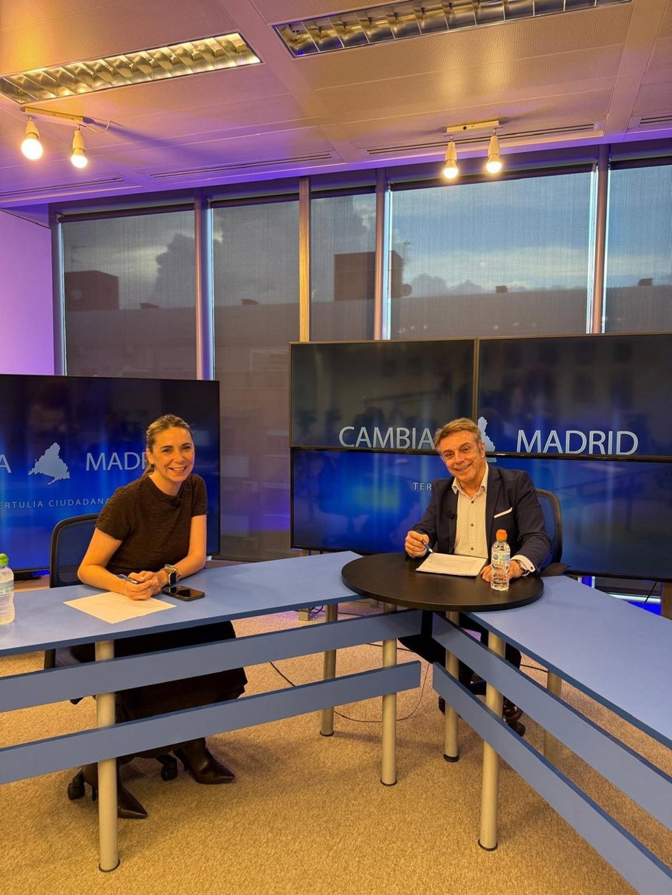 La portavoz del PSOE en la Asamblea de Madrid, Mar Espinar, junto al director de Canal 33 TV y Radio Intercontinental Madrid, Enrique Riobóo