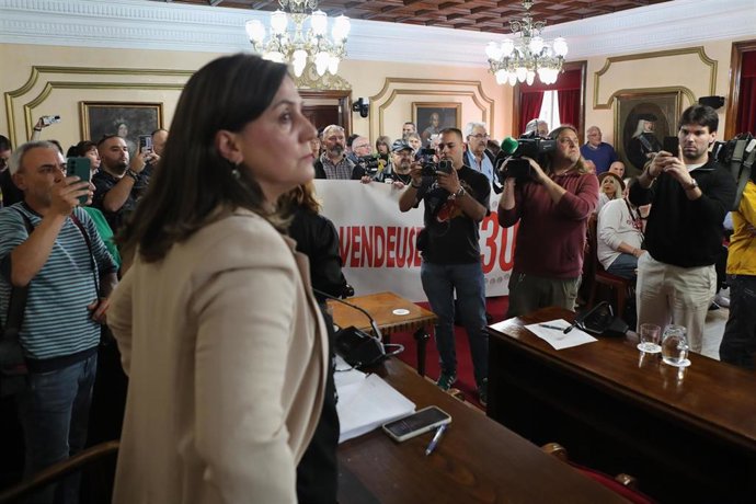 Lugo. Pleno ordinario do mes de abril do Concello de Lugo, o último previo ao debate de moción de censura que se celebrará o próximo día 7 de maio. Varios centos de persoas protestan no exterior.