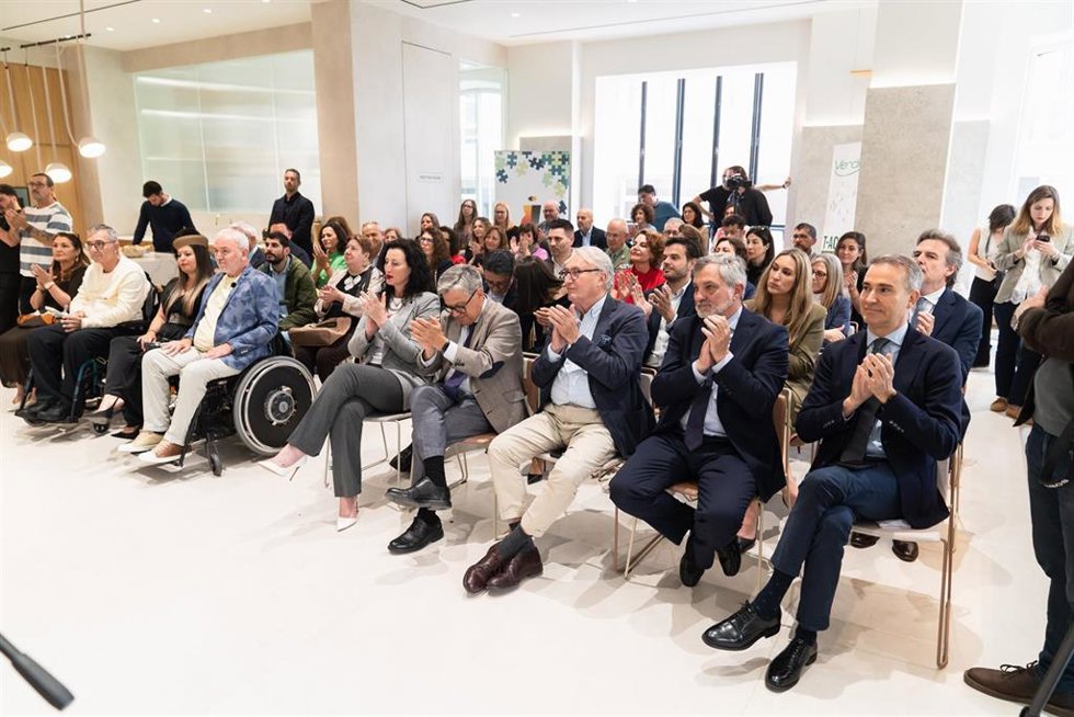 Asistentes al acto de entrega de los 'Premios a la Empleabilidad Social' de Verdiblanca en Cosentino City Almería.