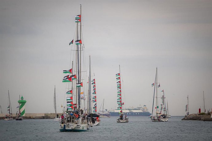 Barcos de la segunda expedición de la Global Sumud Flotilla, parte del Moll de la Fusta, a 12 de abril de 2026, en Barcelona, Catalunya (España). La delegación catalana de la Global Sumud Flotilla (GSF) integrada por 40 personas ha zarpado este domingo a 