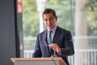 Archivo - El presidente del BBVA, Carlos Torres Vila, interviene durante la presentación del regreso a Bilbao de la escultura monumental de Eduardo Chillida, 'Elogio del hierro III', en la plaza Chillida del Museo de Bellas Artes, a 12 de septiembre de 20