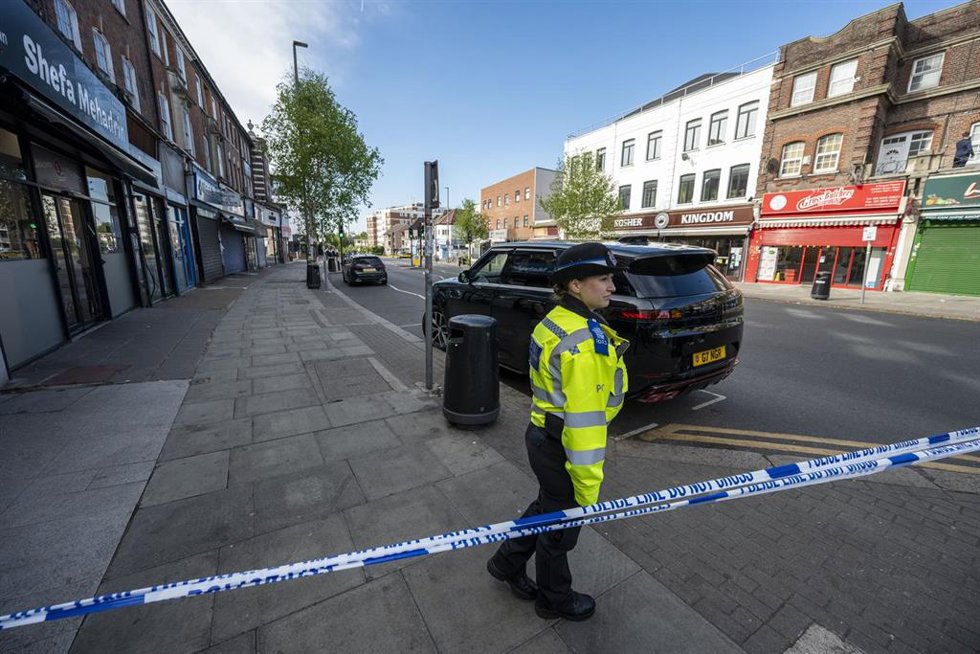 Zona acordonada por el ataque "terrorista" en una sinagoga en el norte de Londres