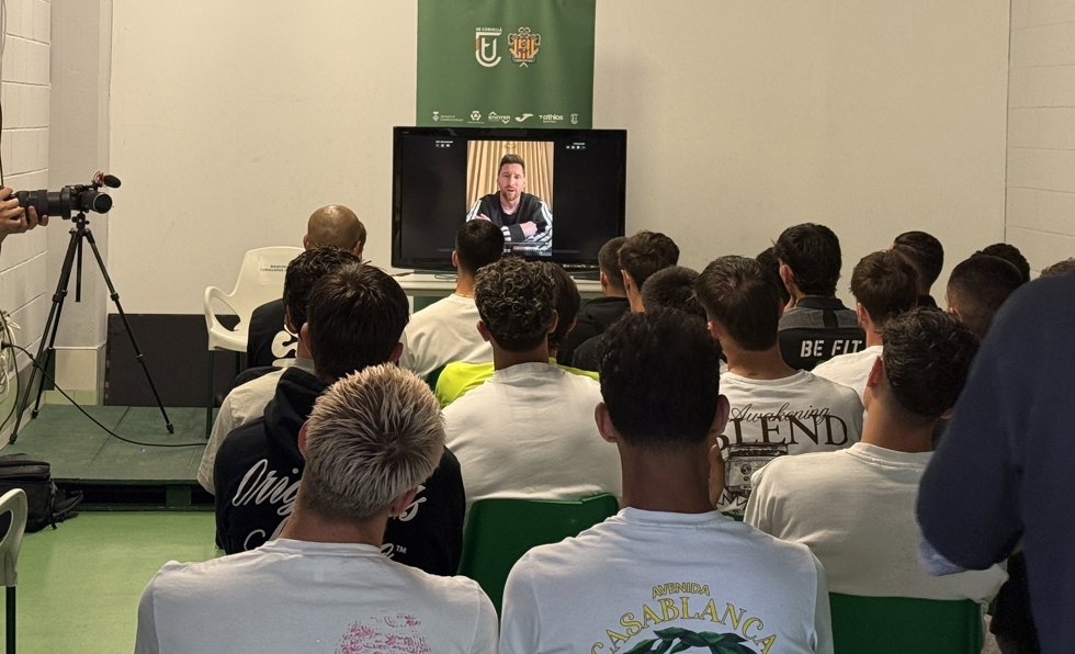 Leo Messi anima a la plantilla de la UE Cornellà
