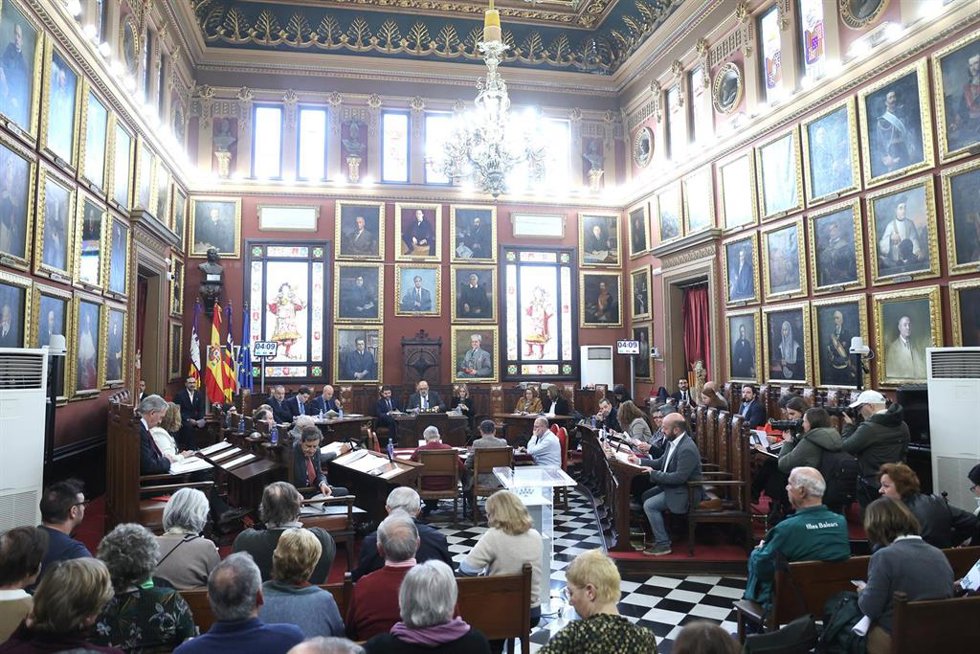 Archivo - Vista general de un pleno del Ayuntamiento de Palma