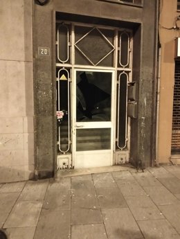 Portal del edificio que intentaron okupar en la calle Lasaga Larreta