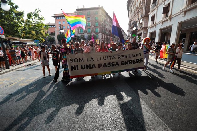 Archivo - Varias personas sujetan una pancarta durante la manifestación del Orgullo LGTBIQ+, a 28 de junio de 2023, en Palma de Mallorca, Mallorca, Baleares (España). 