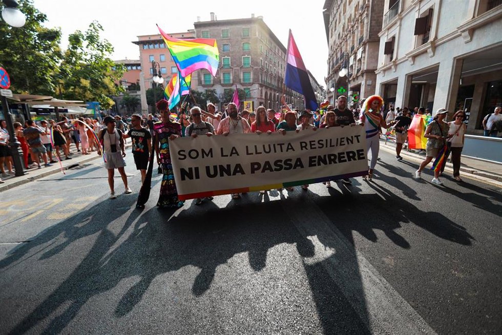 Archivo - Varias personas sujetan una pancarta durante la manifestación del Orgullo LGTBIQ+, a 28 de junio de 2023, en Palma de Mallorca, Mallorca, Baleares (España). 