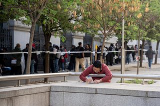 Varias personas hacen cola para conseguir el certificado de vulnerabilidad en una Oficina de Asistencia en Materia de Registro, a 22 de abril de 2026, en Madrid (España). 