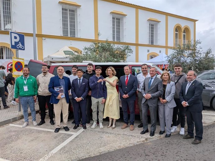 Arahal reúne a más de un millar de estudiantes en la Feria de FP y Empresa.