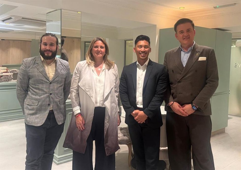 Imagen de la reunión entre el equipo de Desarrollo de Negocio del Aeropuerto de Heathrow (Ricky Dagdag, Miguel Álvarez Frías y Mónica Cerezo González) y la delegada de Turismo y Cultura del Ayto. De Sevilla