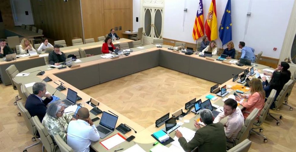 La consellera de Familias, Bienestar Social y Atención a la Dependencia, Sandra Fernández, durante su comparecencia en la Comisión de Asuntos Sociales.