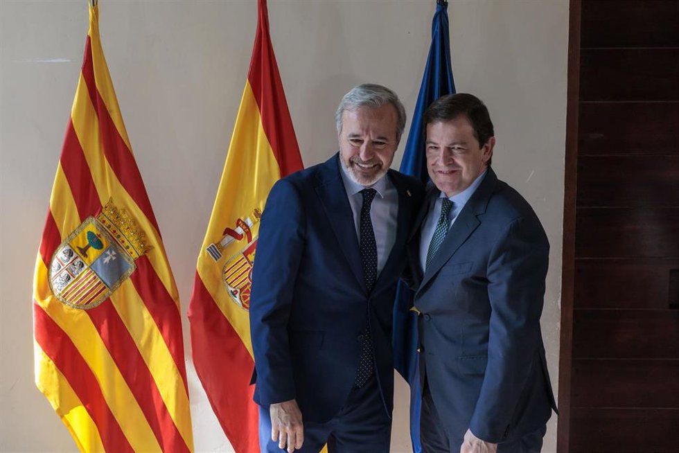 El presidente de la Junta, Alfonso Fernández Mañueco, asiste a la toma de posesión de Jorge Azcón Navarro como presidente de Aragón