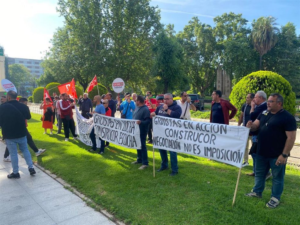 Concentración de gruistas ante la Junta y la Subdelegación.
