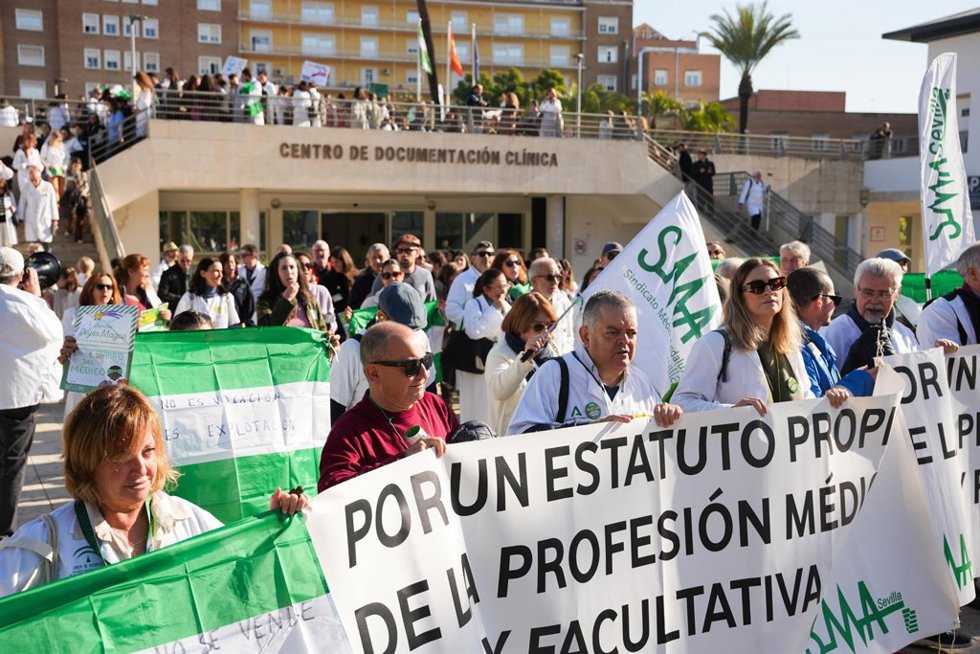 Archivo - Manifestación del SMA contra el Estatuto Marco propuesto por el Gobierno.