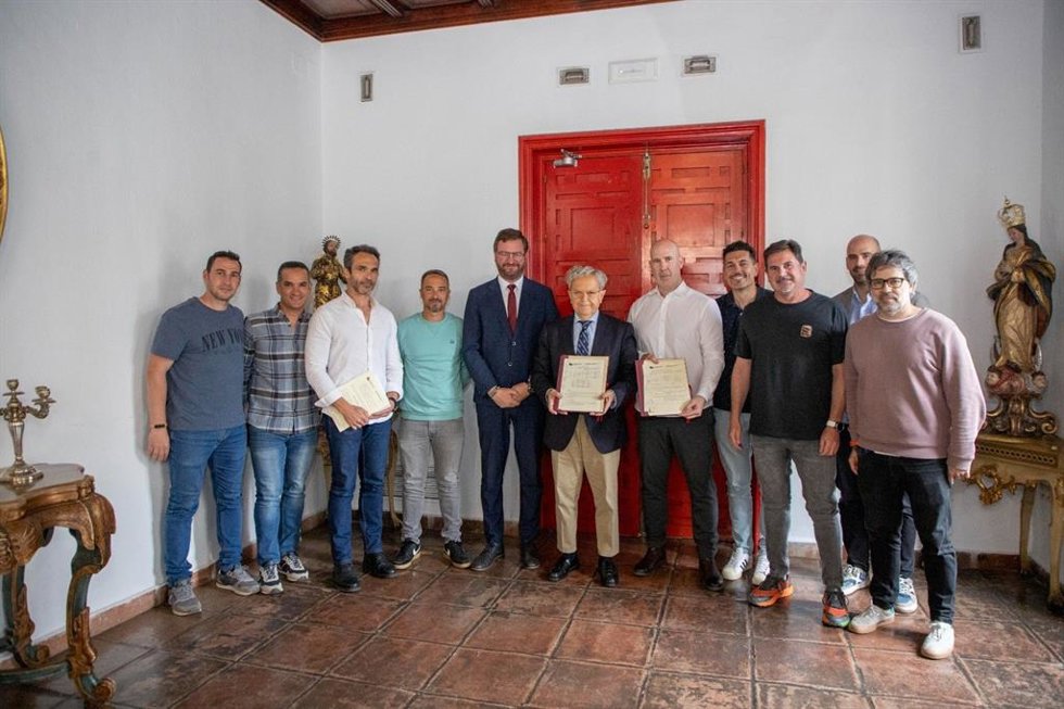 El presidente de la Diputación, Salvador Fuentes (centro), junto a Antonio Martín y responsables sindicales.