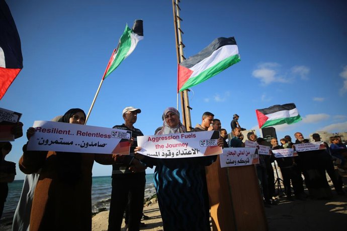 April 30, 2026, Gaza City, Gaza Strip, Palestinian Territory: Palestinians take part in a solidarity stand in support of the 'Global Resilience Flotilla' in western Gaza City, on April 30, 2026. Participants raised slogans condemning the Israeli army's in