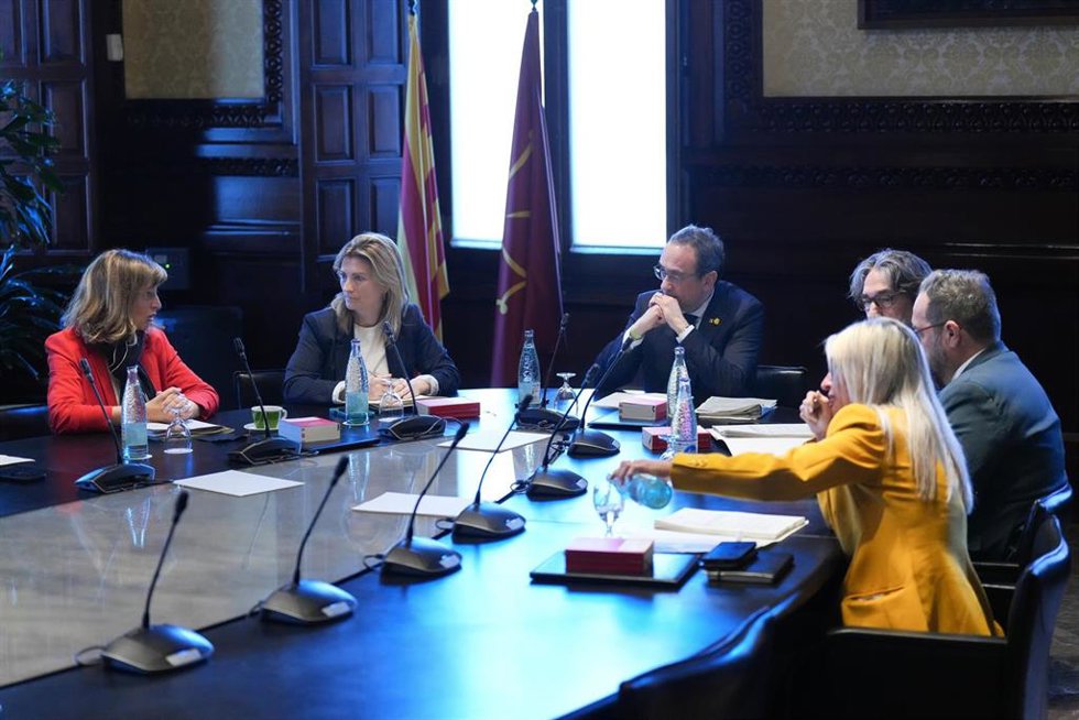 El  presidente del Parlament, Josep Rull (3i), durante la reunión de la Mesa del Parlament de Catalunya, a 31 de marzo de 2026