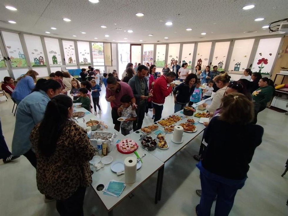 El CEIP General Navarro de Badajoz celebra la actividad 'Sabores del Mundo' en una sala polivalente, al no contar con zona de sombra en el patio.