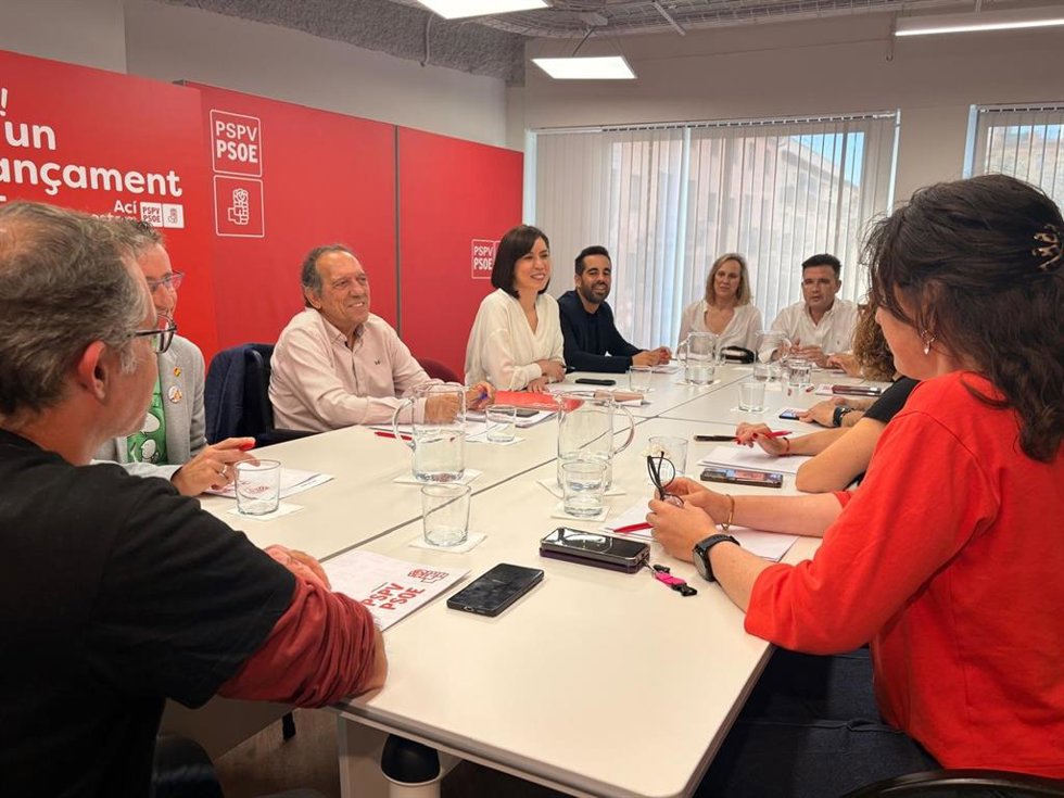 La secretaria general del PSPV-PSOE, Diana Morant, reunida con sindicatos educativos.