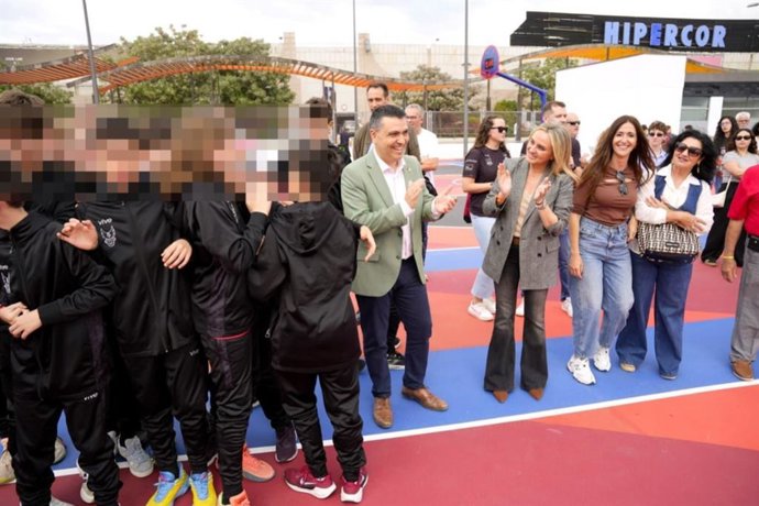 El Ayuntamiento ha culminado la construcción de dos nuevas pistas deportivas en el antiguo botellódromo, un espacio que llevaba años en desuso y que el equipo de gobierno recupera ahora para la ciudad como primer espacio deportivo de la Capitalildad 2031