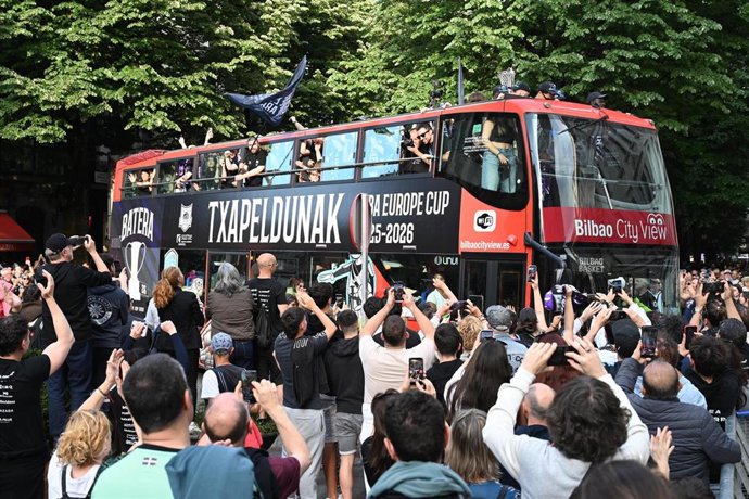 Aficionados celebran en Bilbao el título de la FIBA Europe Cup logrado por el Surne Bilbao Basket