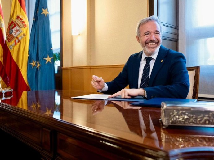 El presidente Azcón, en la firma de la carta a S. M. El Rey en la que da cuenta de su toma de posesión.