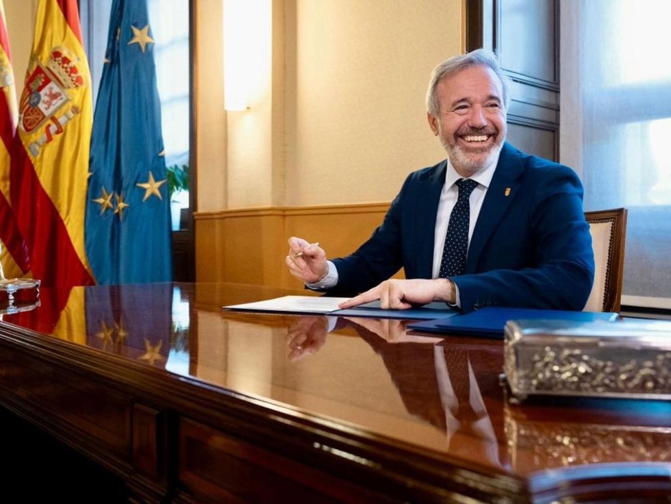 El presidente Azcón, en la firma de la carta a S. M. El Rey en la que da cuenta de su toma de posesión.