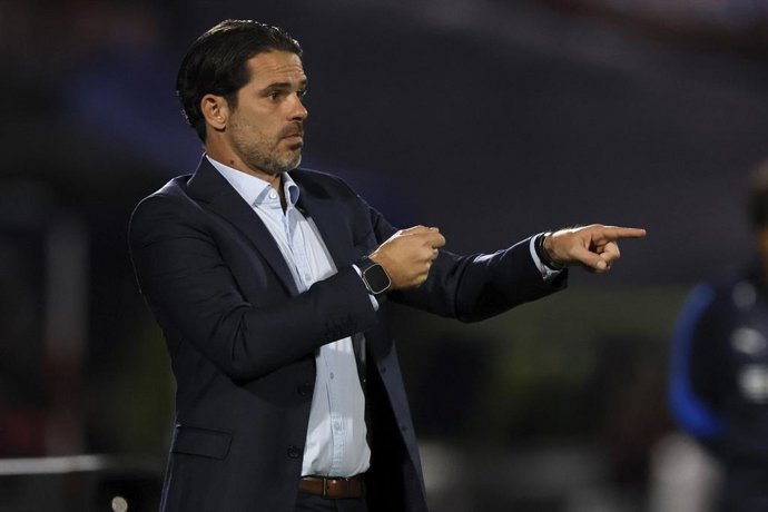 Futbol, Universidad de Chile vs Universidad Catolica. Fecha 11, Liga de Primera 2026. El entrenador de Universidad de Chile Fernando Gago es fotografiado durante el partido de la Liga de Primera contra Universidad Catolica disputado en el estadio